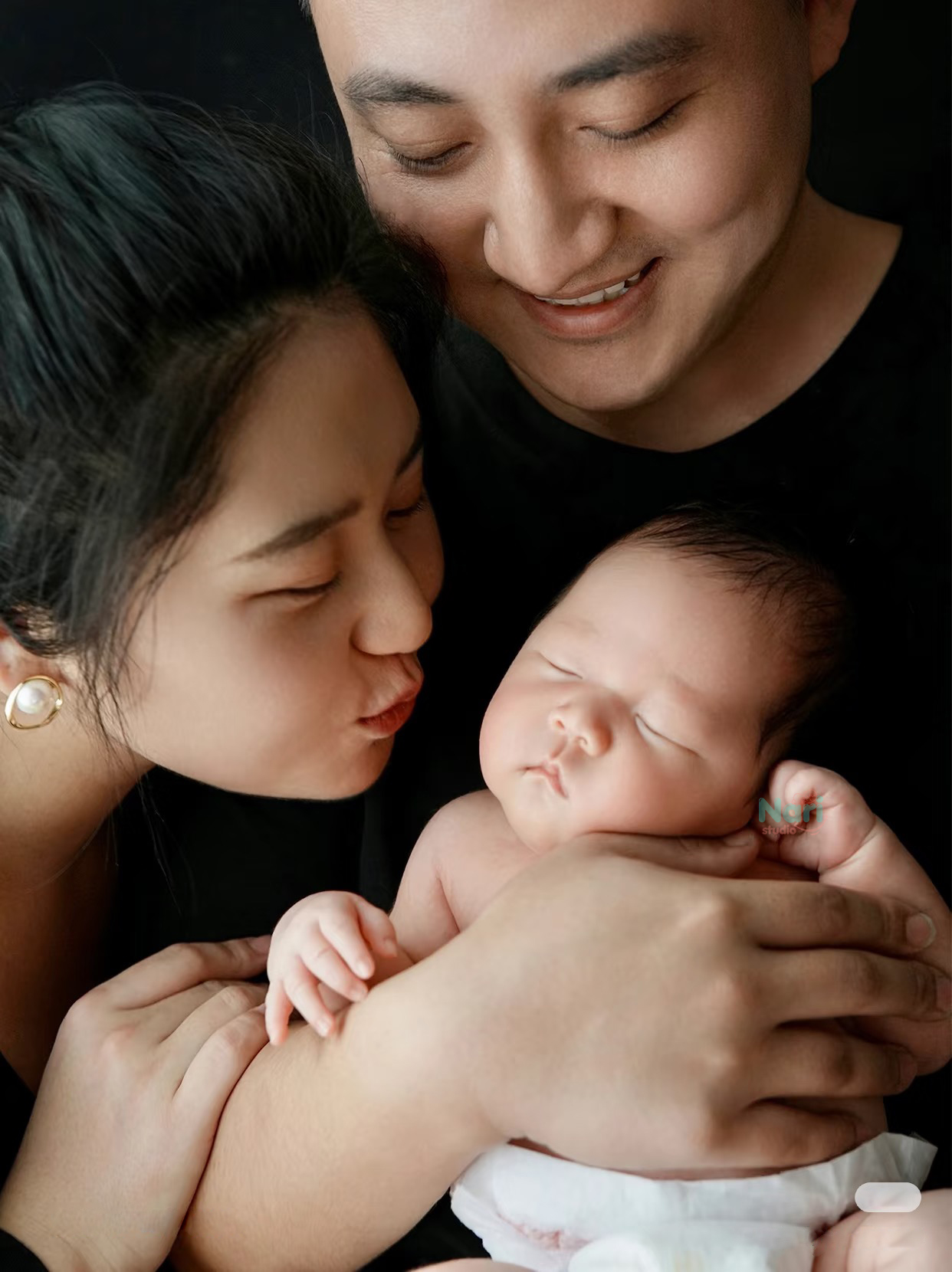 Bé nằm gọn trong lòng mẹ